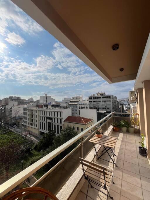Maria'S Sunlit Apartment Piraeus Bagian luar foto