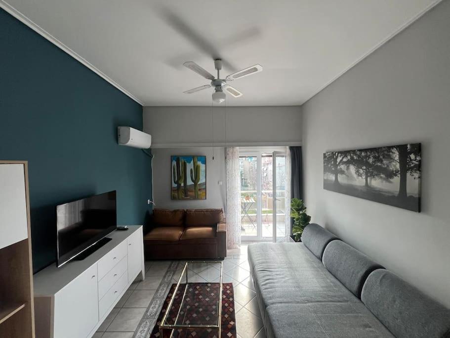 Maria'S Sunlit Apartment Piraeus Bagian luar foto