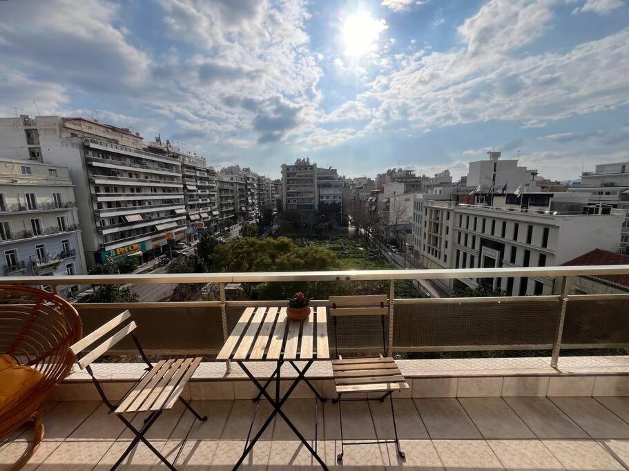 Maria'S Sunlit Apartment Piraeus Bagian luar foto