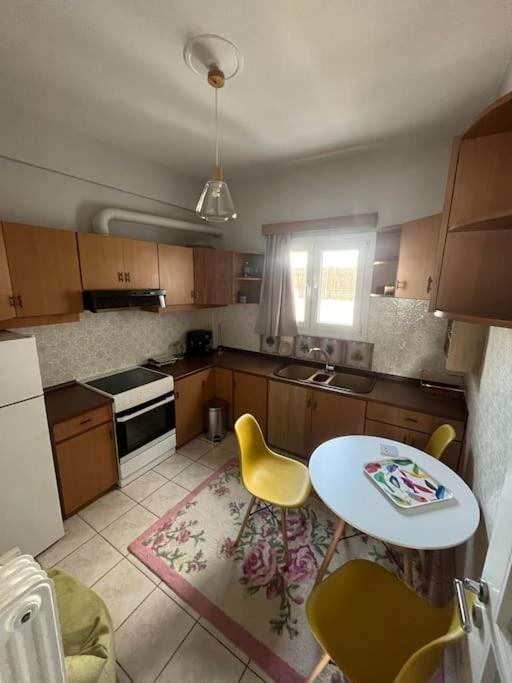 Maria'S Sunlit Apartment Piraeus Bagian luar foto