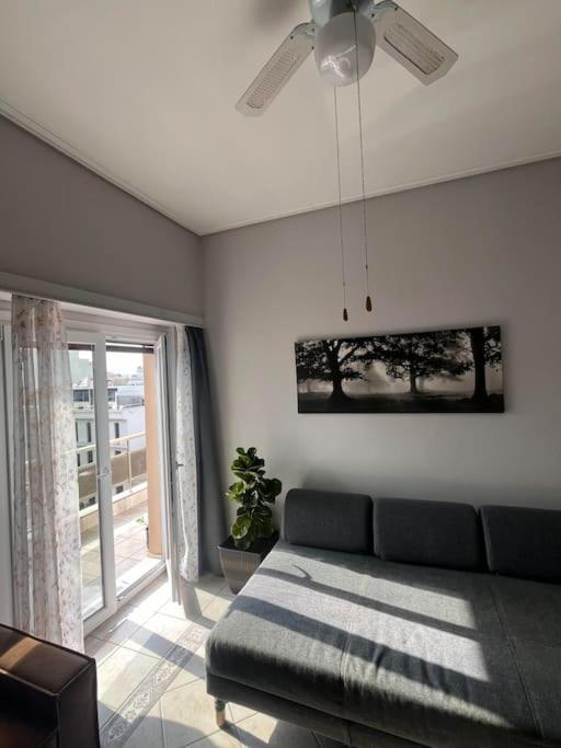 Maria'S Sunlit Apartment Piraeus Bagian luar foto